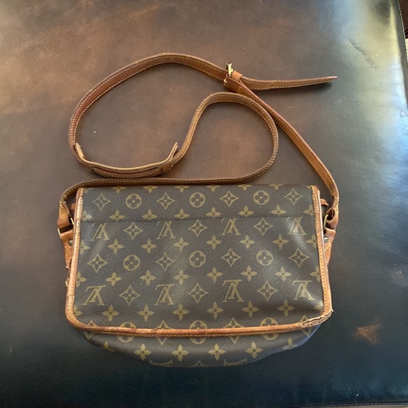 Classic Vintage Louis Vuitton crossbody bag - Picture 3 of 7